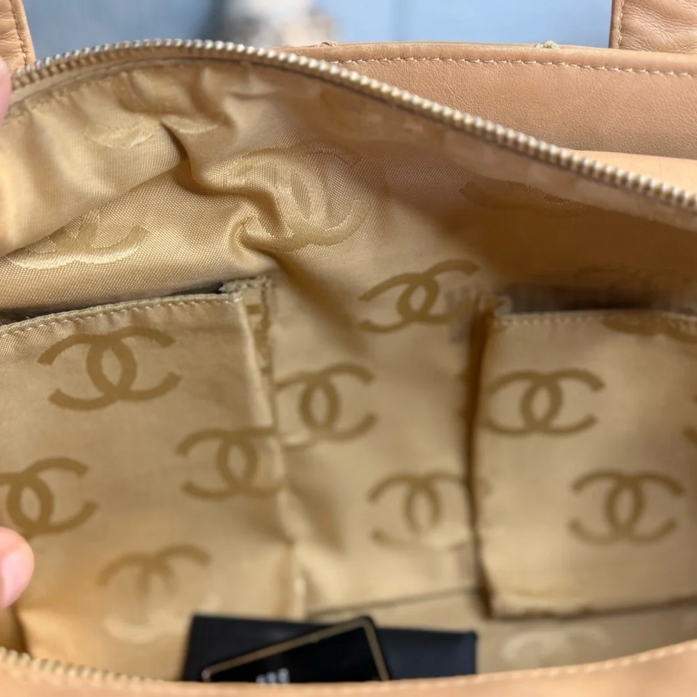 CHANEL Beige Quilted Tote Bag - Picture 6 of 7